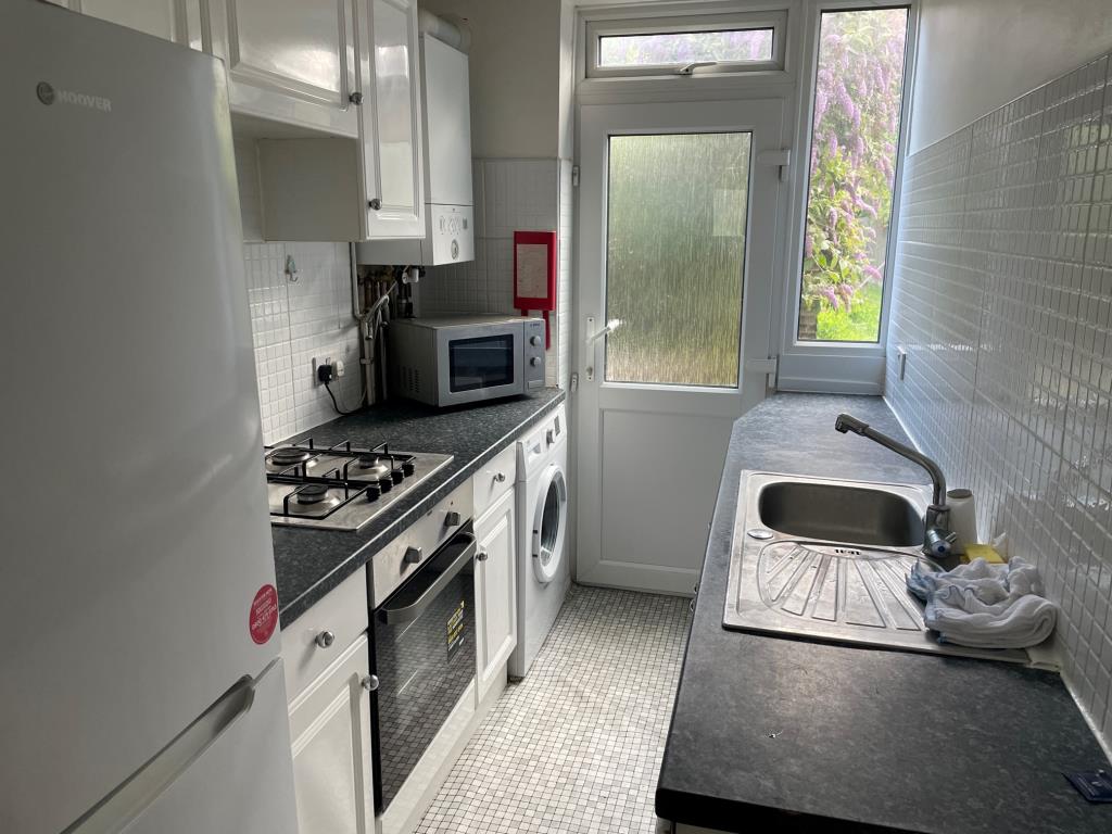 Lot: 56 - MID-TERRACE HOUSE IN POPULAR LOCATION - kitchen